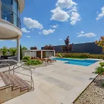 Сasa de vacaciones Five-bedroom In *
