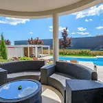 Five-bedroom In Сasa de vacaciones *