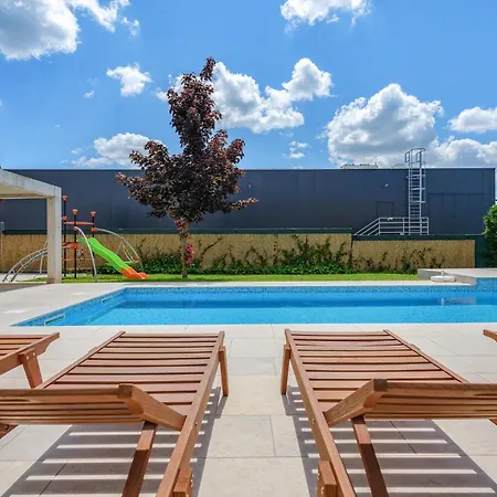 Five-bedroom In Nyaraló Žminj