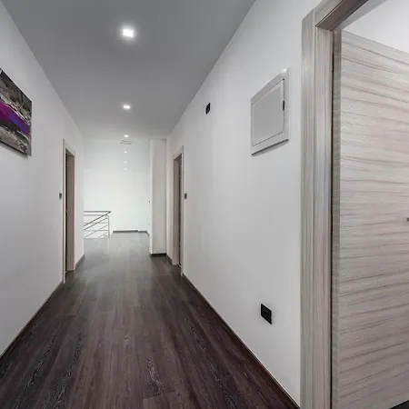 Five-bedroom In Žminj