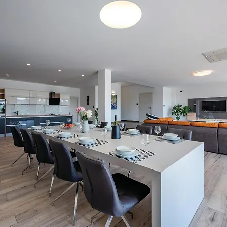 Five-bedroom In Nyaraló *