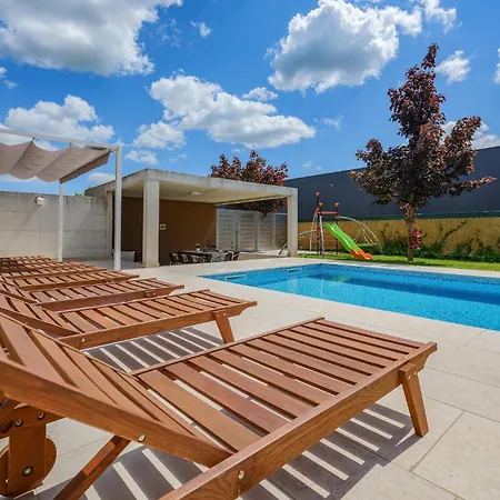 Five-bedroom In Nyaraló