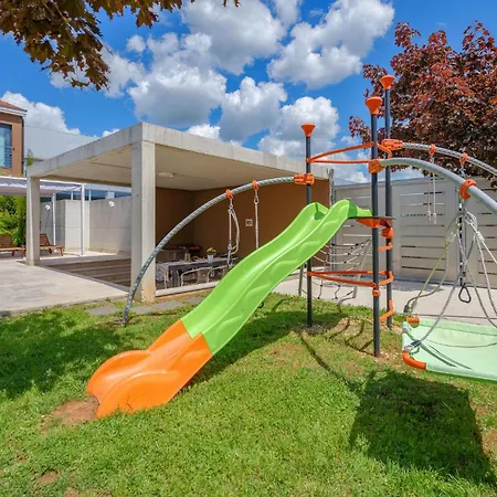 Five-bedroom In Сasa de vacaciones Žminj